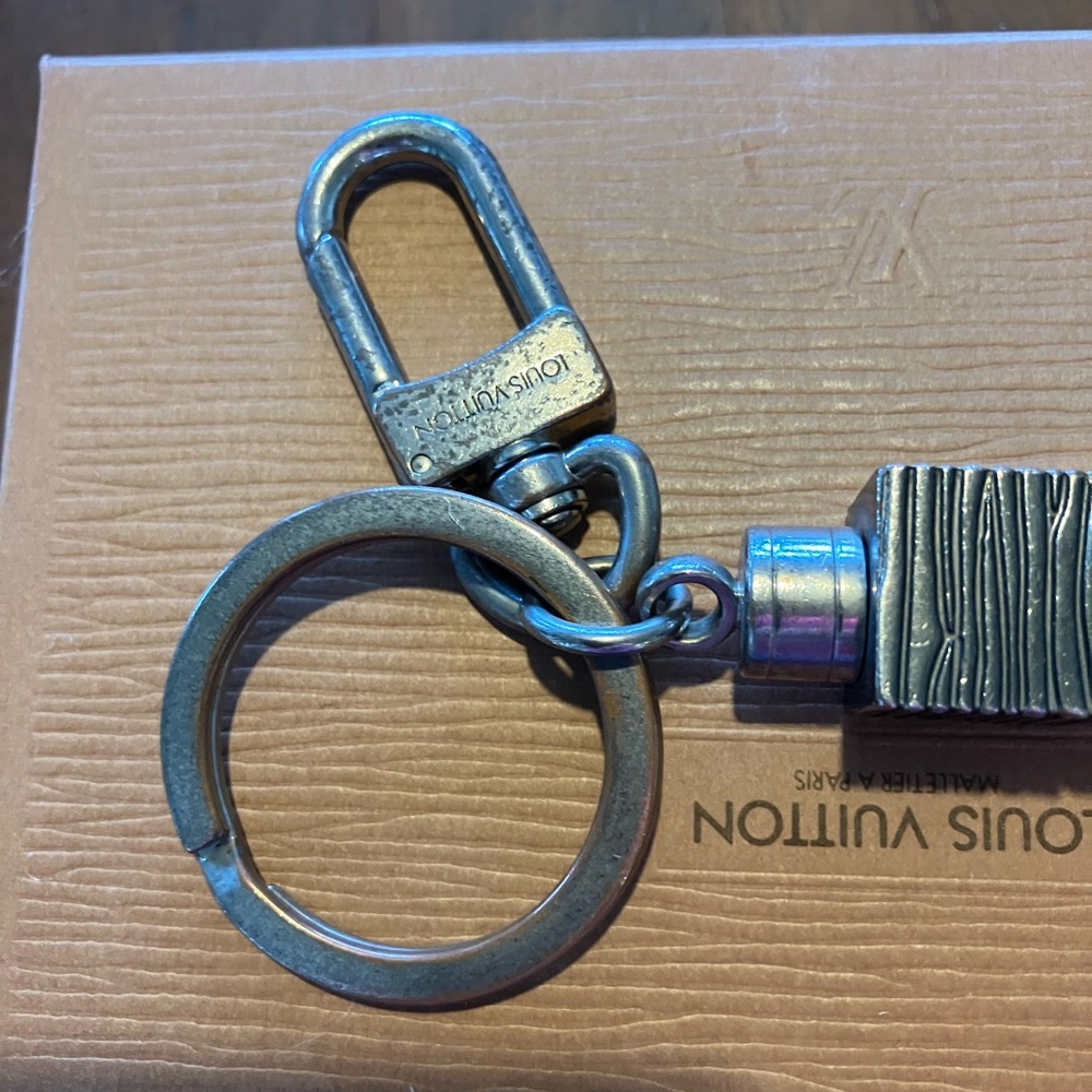 Huge solid Louis Vuitton Silver and Gold Key Holder or purse charm 👀🥳🥳❌❌ - Picture 4 of 8